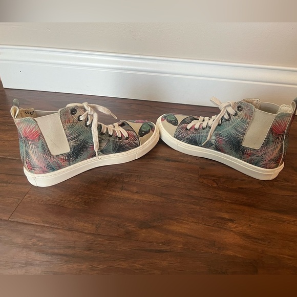 High-Top Sneakers with Colorful butterfly Pattern by Goby- Size 5 - Picture 4 of 12